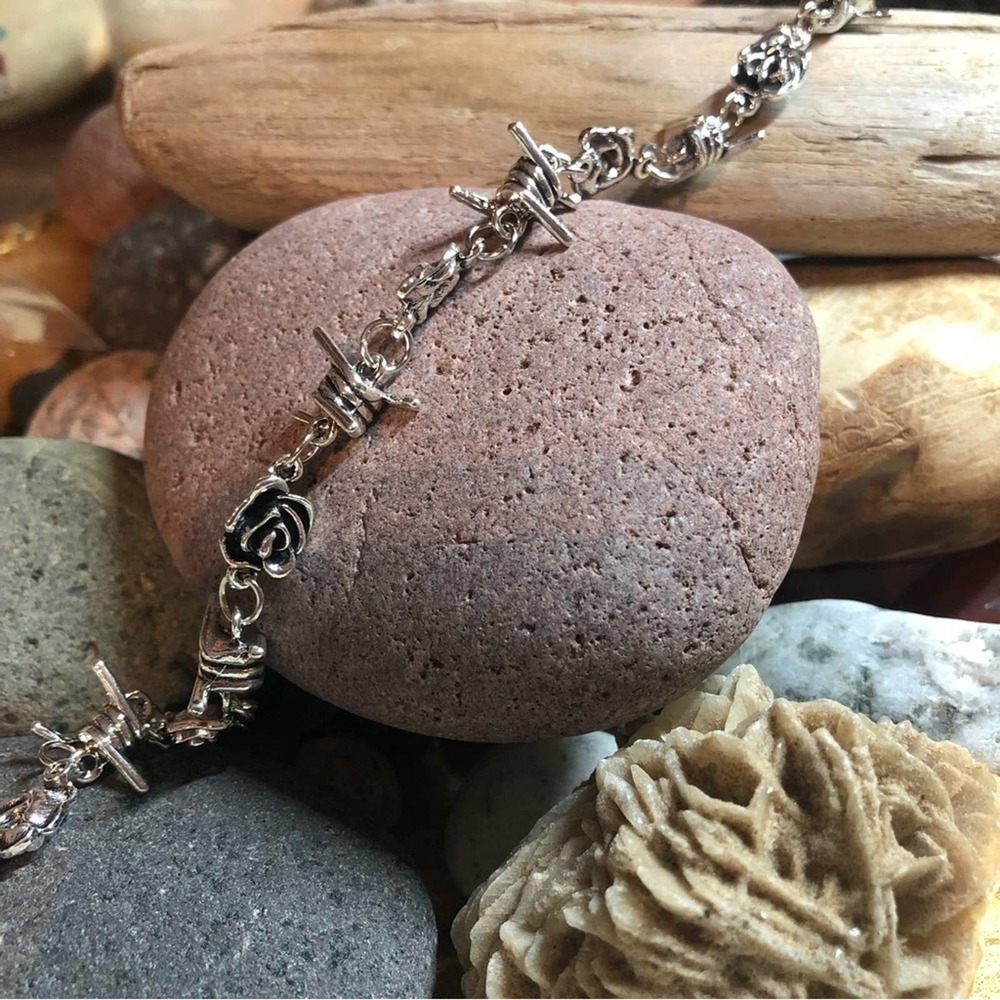 NEW Vintage Style silver Rose & Thorns choker Necklace. - Picture 7 of 7